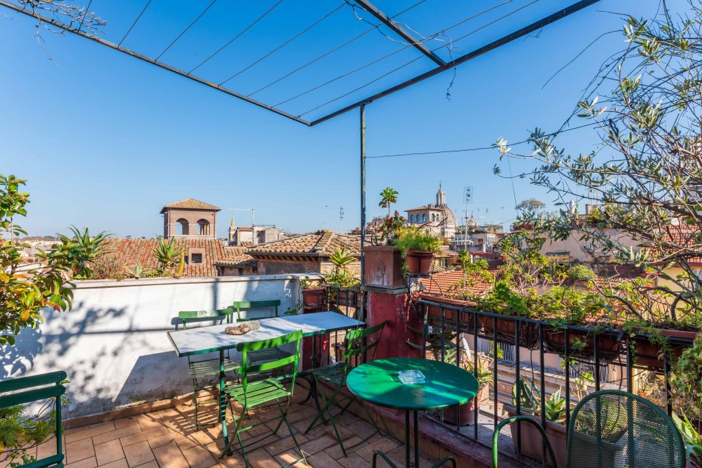 appartamento su tre piani 6 camere in vendita su ROMA  (00186)